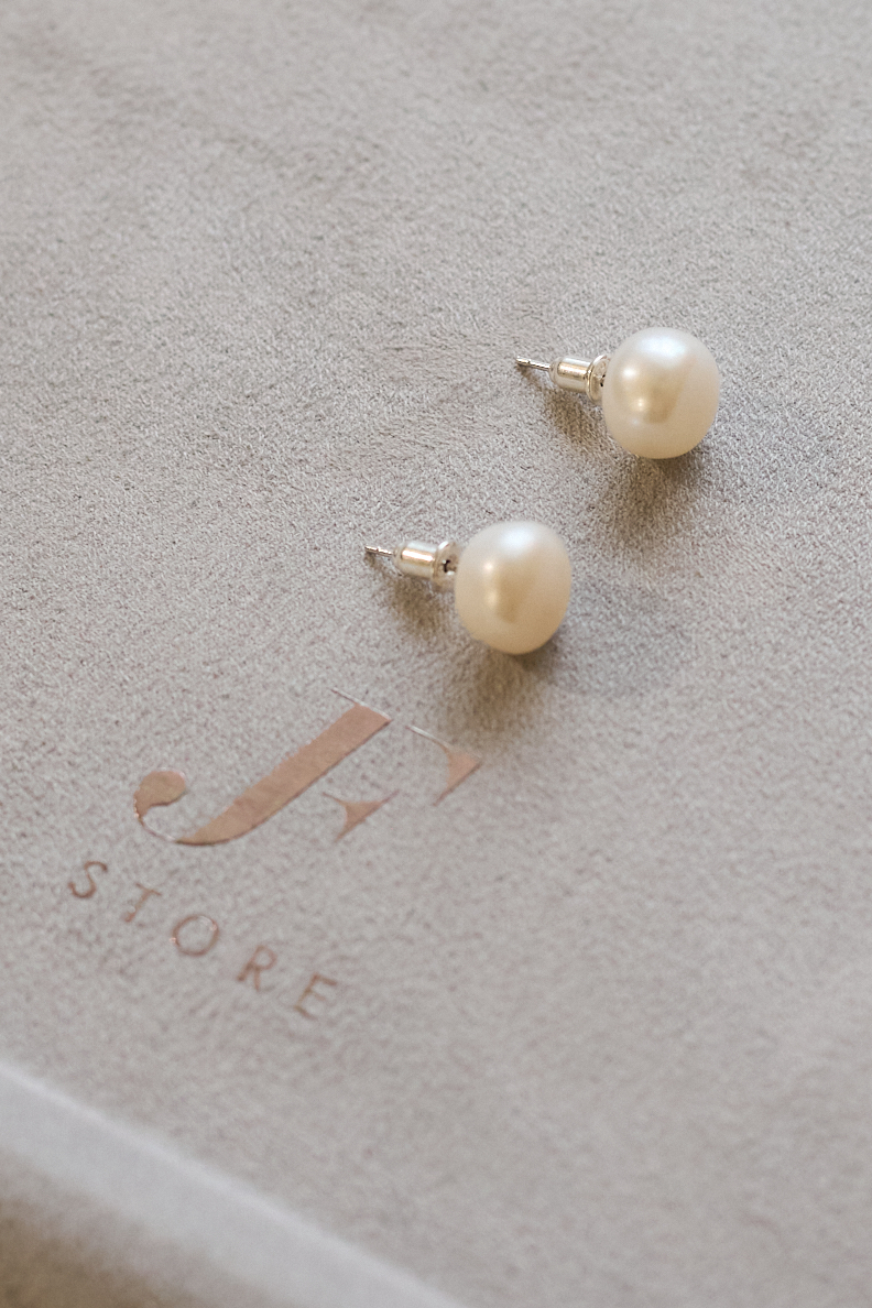 MODERN PEARLS Пусеты из речного жемчуга и серебра