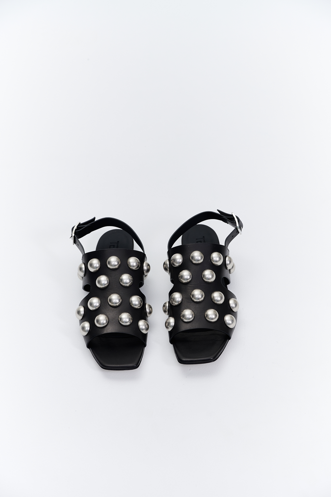 TELA Сандалии из кожи  черного цвета с объемными клепками