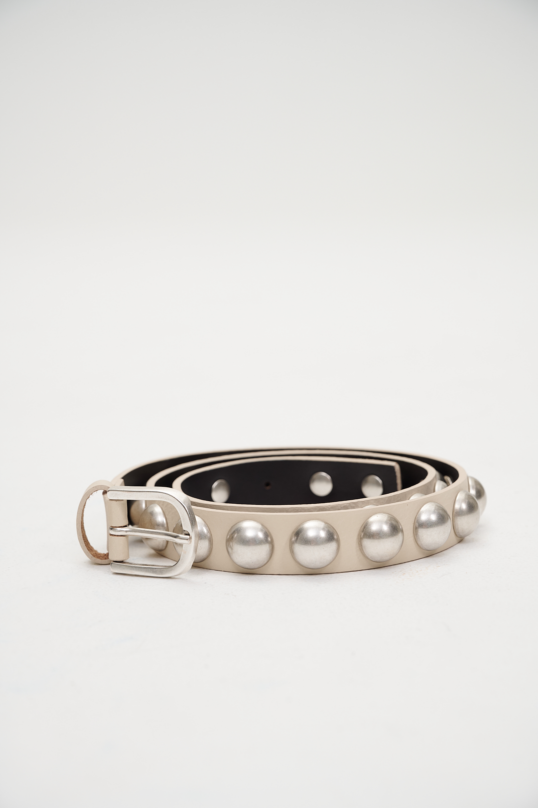 TELA Ремень из плотной кожи оттенка беж с объемными клепками.