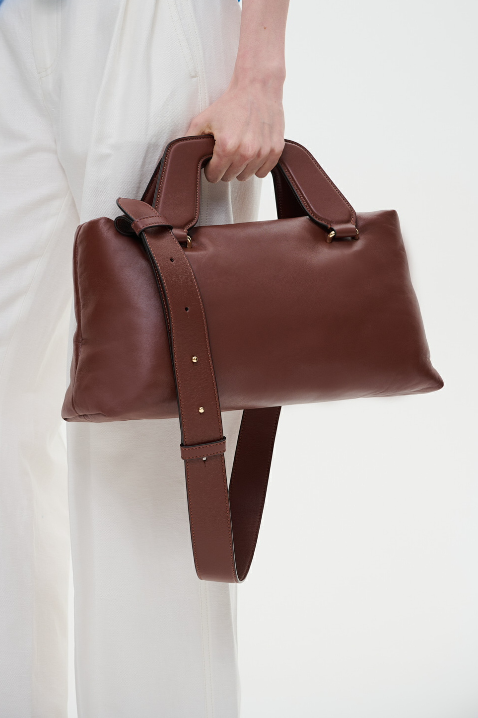 AIM Сумка ALICE large из премиальной кожи наппа оттенка пекан