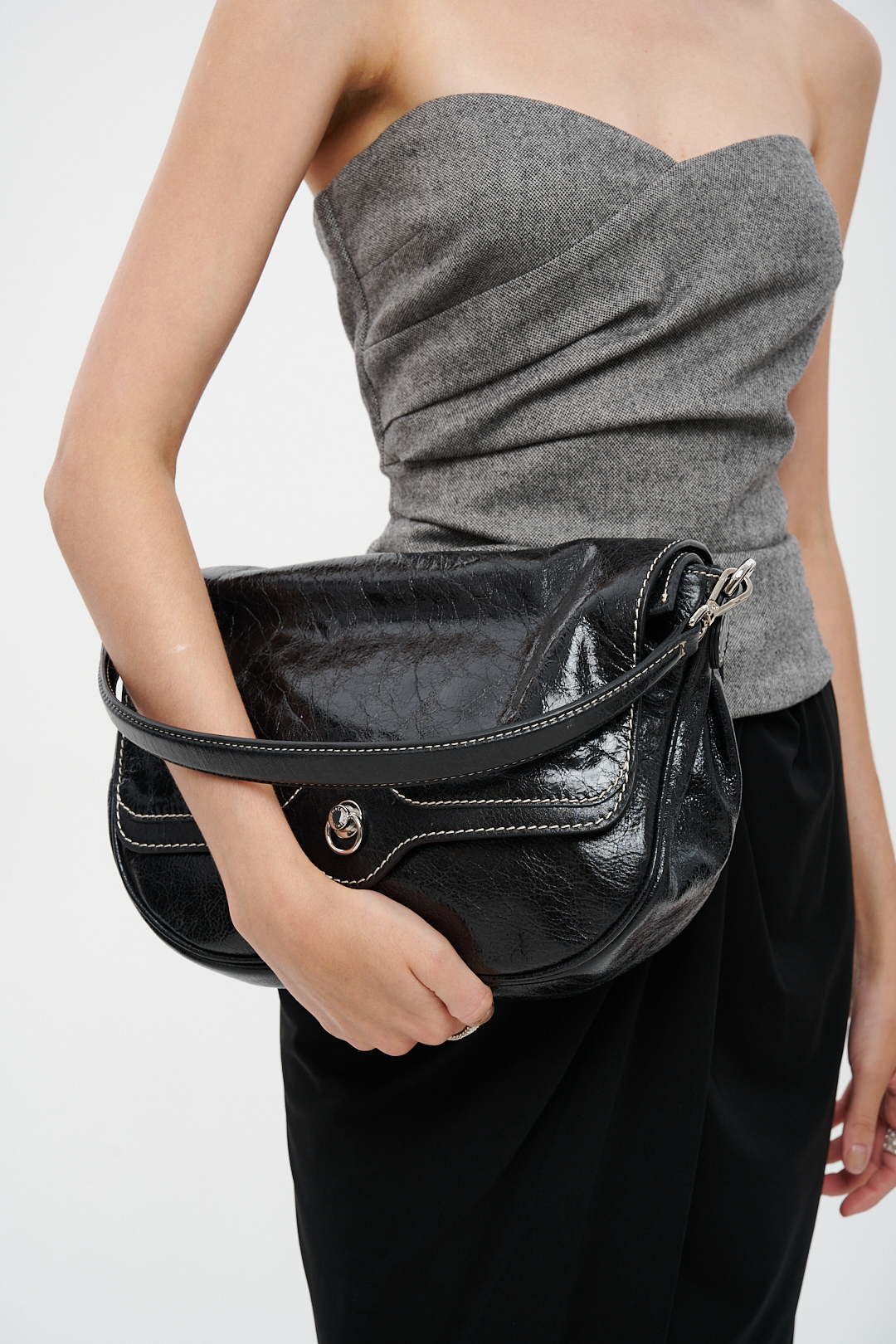 GIANNI CHIARINI Сумка MABEL из мятой кожи с контрастной отстрочкой