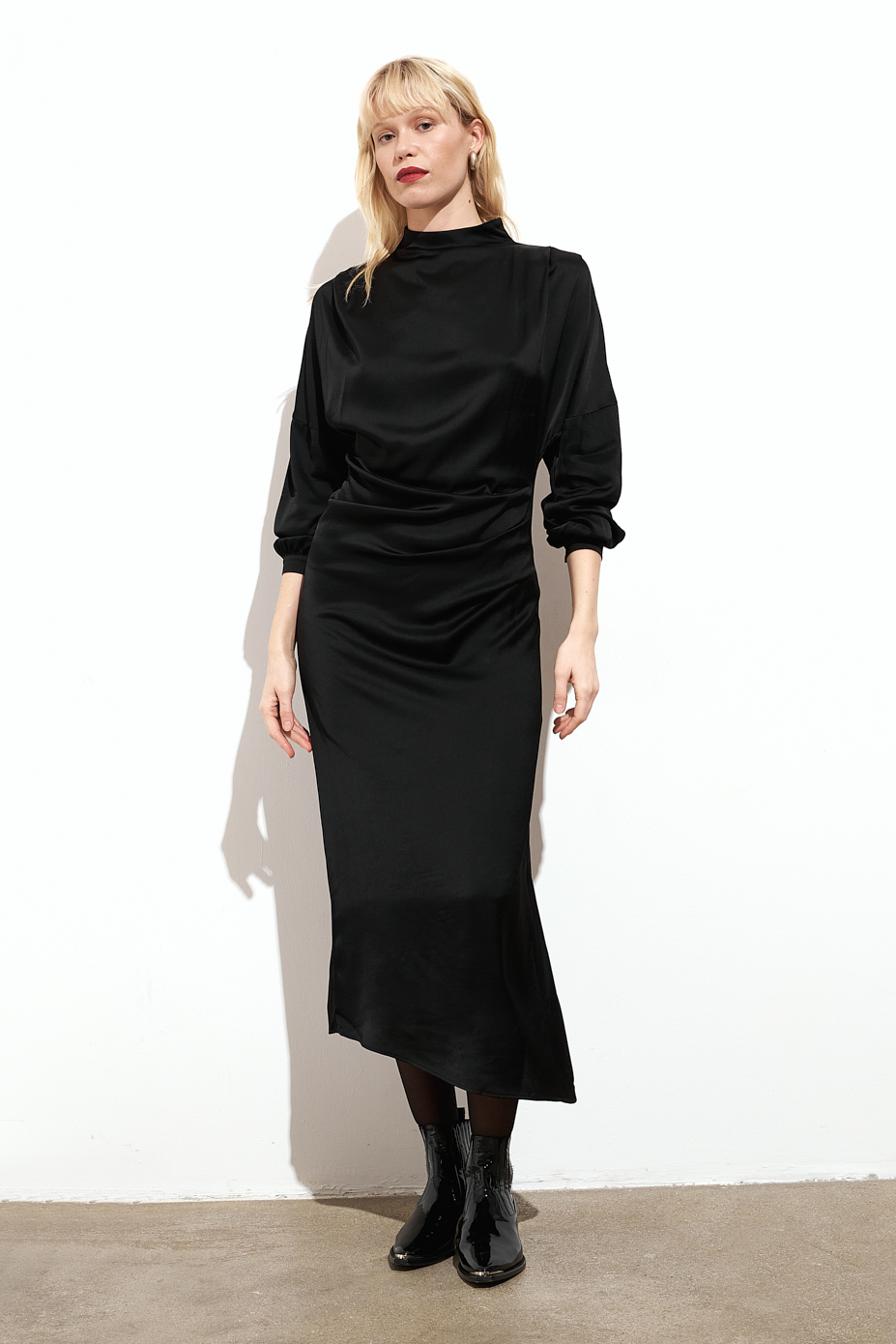 OTTOD'AME Платье длины миди с драпировками из струящегося сатина