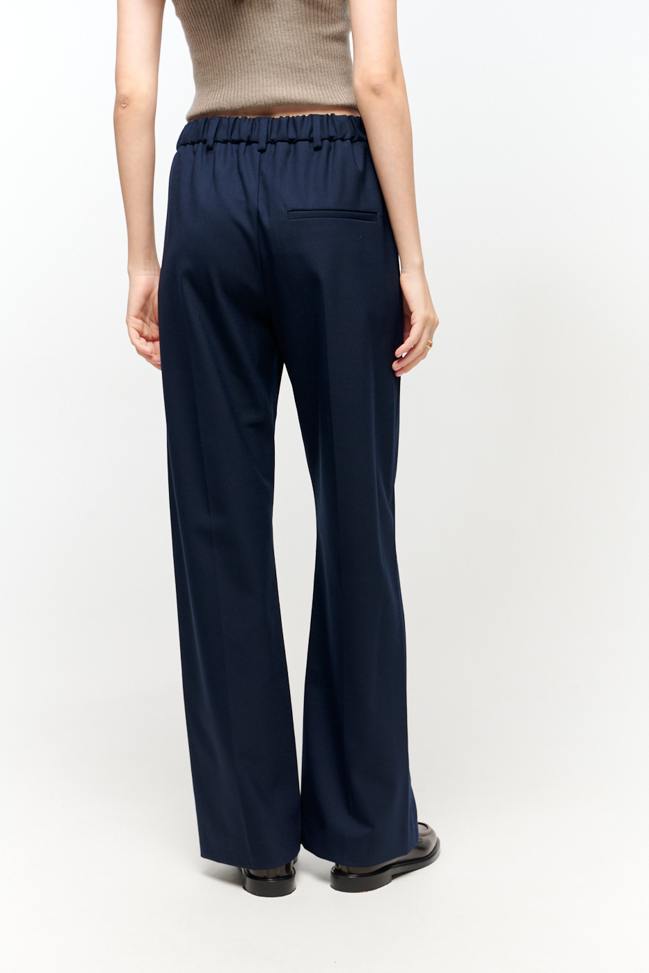 TELA Брюки прямого кроя из технологичной шерсти тонкого кручения оттенка navy blue