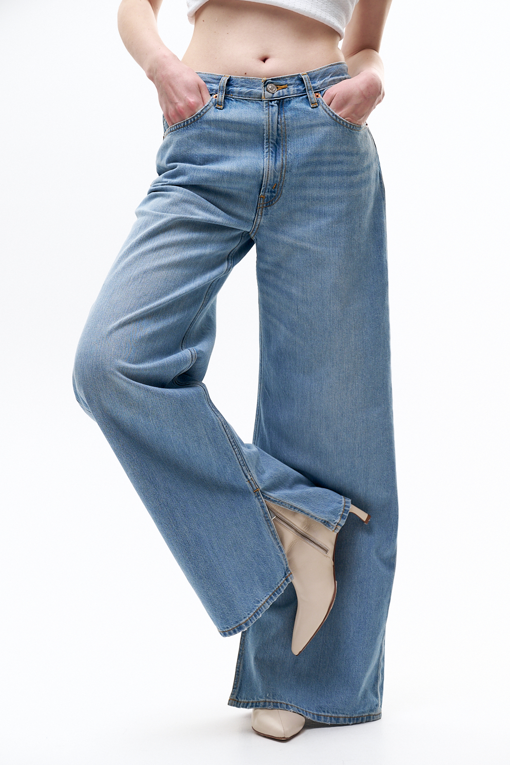 TELA Ботильоны из полуглянцевой мятой кожи оттенка мела на каблуке kitten