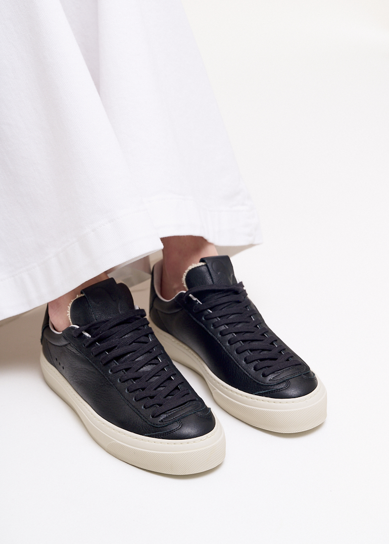 AQVA ALTA  Кеды на шнуровке из премиальной кожи черного цвета