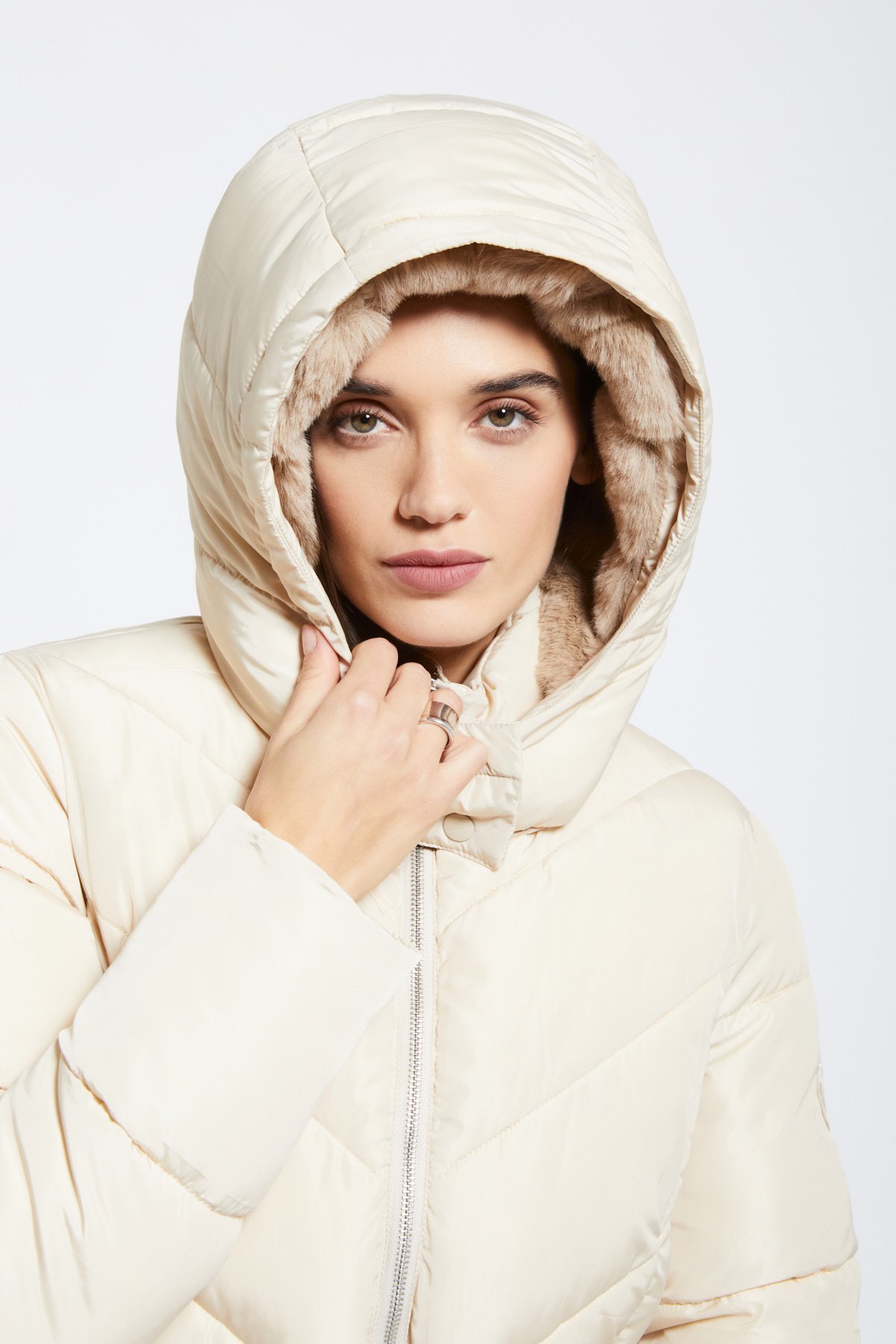 OTTOD'AME Пуховик длины макси из нейлона оттенка экрю с объемным капюшоном с отделкой из эко-меха