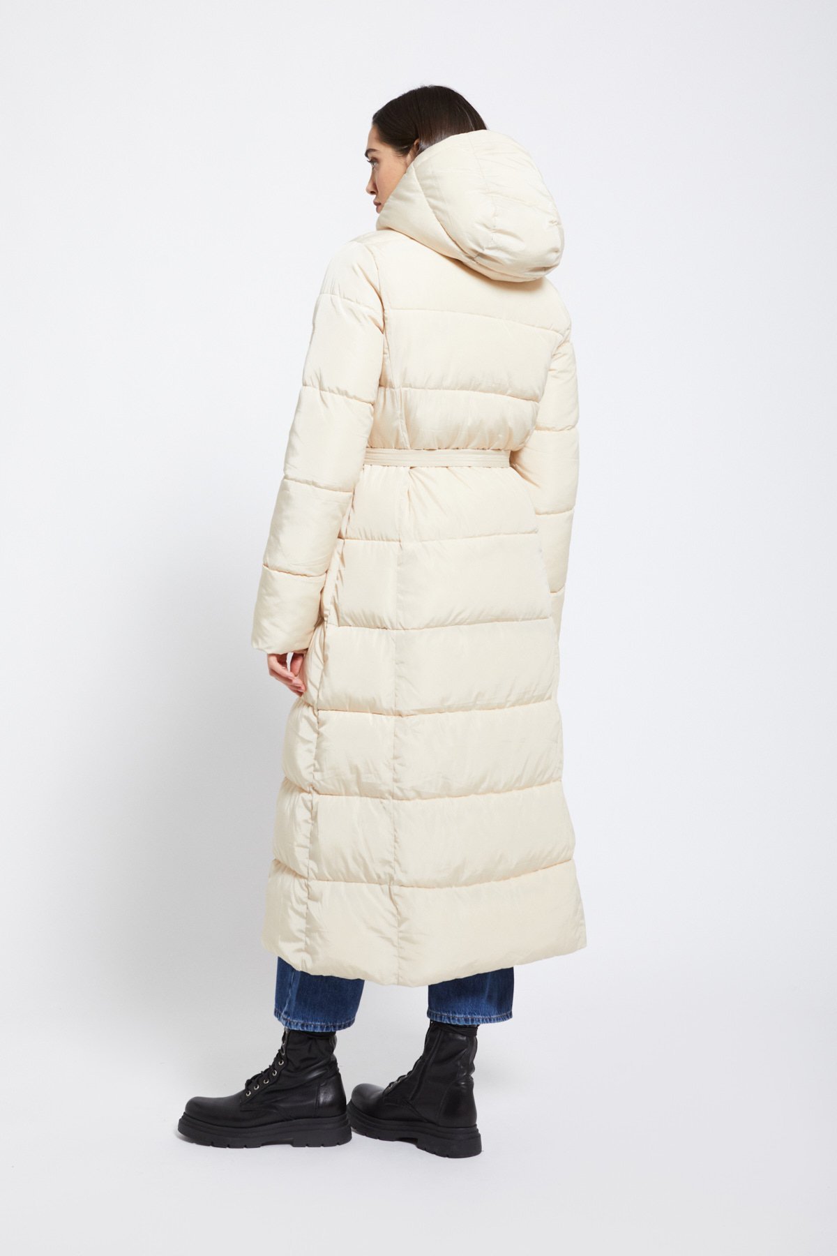 OTTOD'AME Пуховик длины макси из нейлона оттенка экрю с объемным капюшоном с отделкой из эко-меха