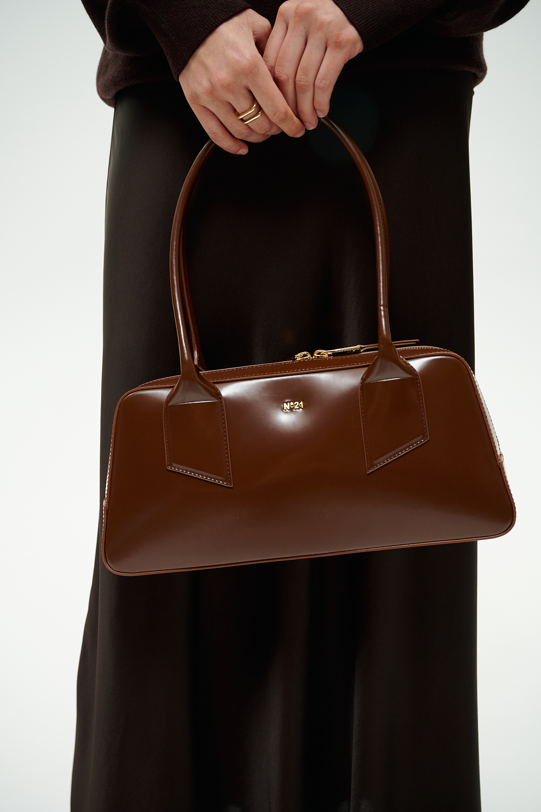 N21 Сумка Bauletto Medium из премиальной кожи теленка в оттенке карамели с глянцевым финишем