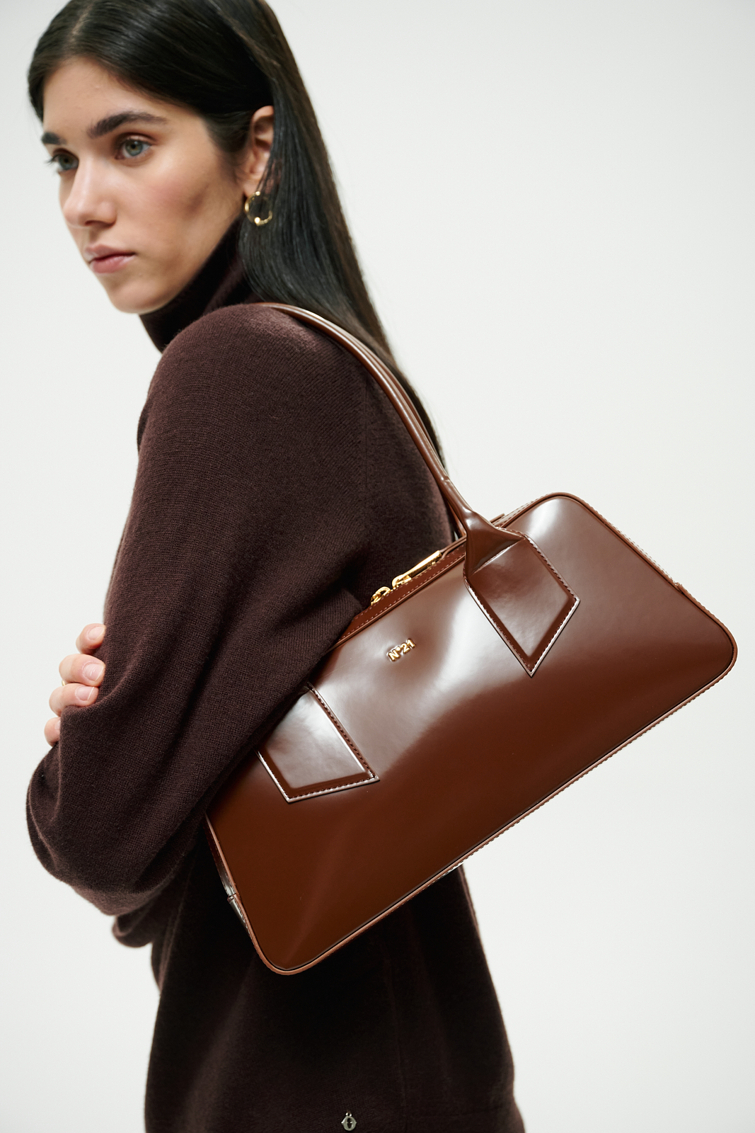 N21 Сумка Bauletto Medium из премиальной кожи теленка в оттенке карамели с глянцевым финишем