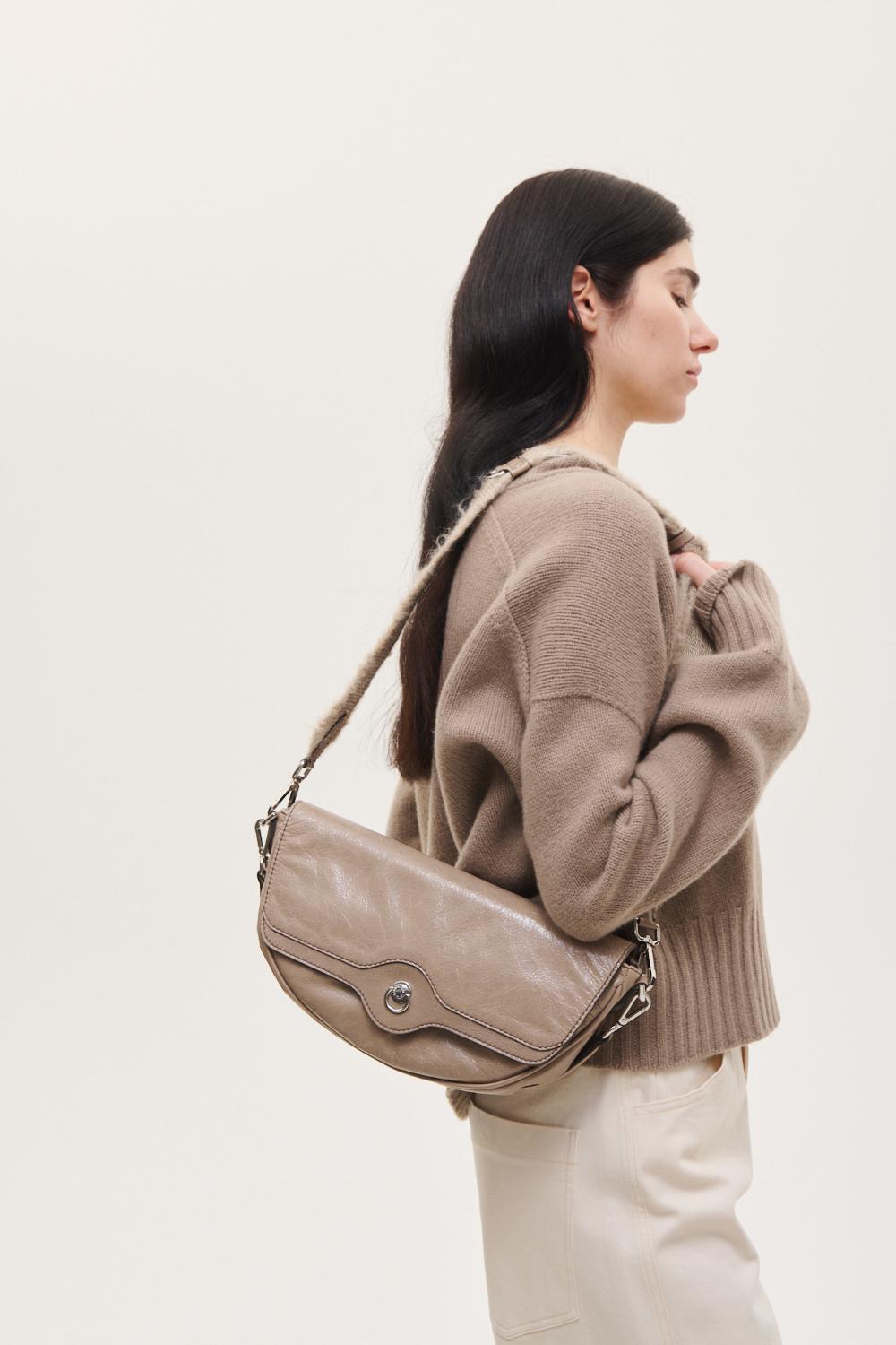 GIANNI CHIARINI Сумка WAXY седловидной формы из фактурной глянцевой кожи оттенка lamb
