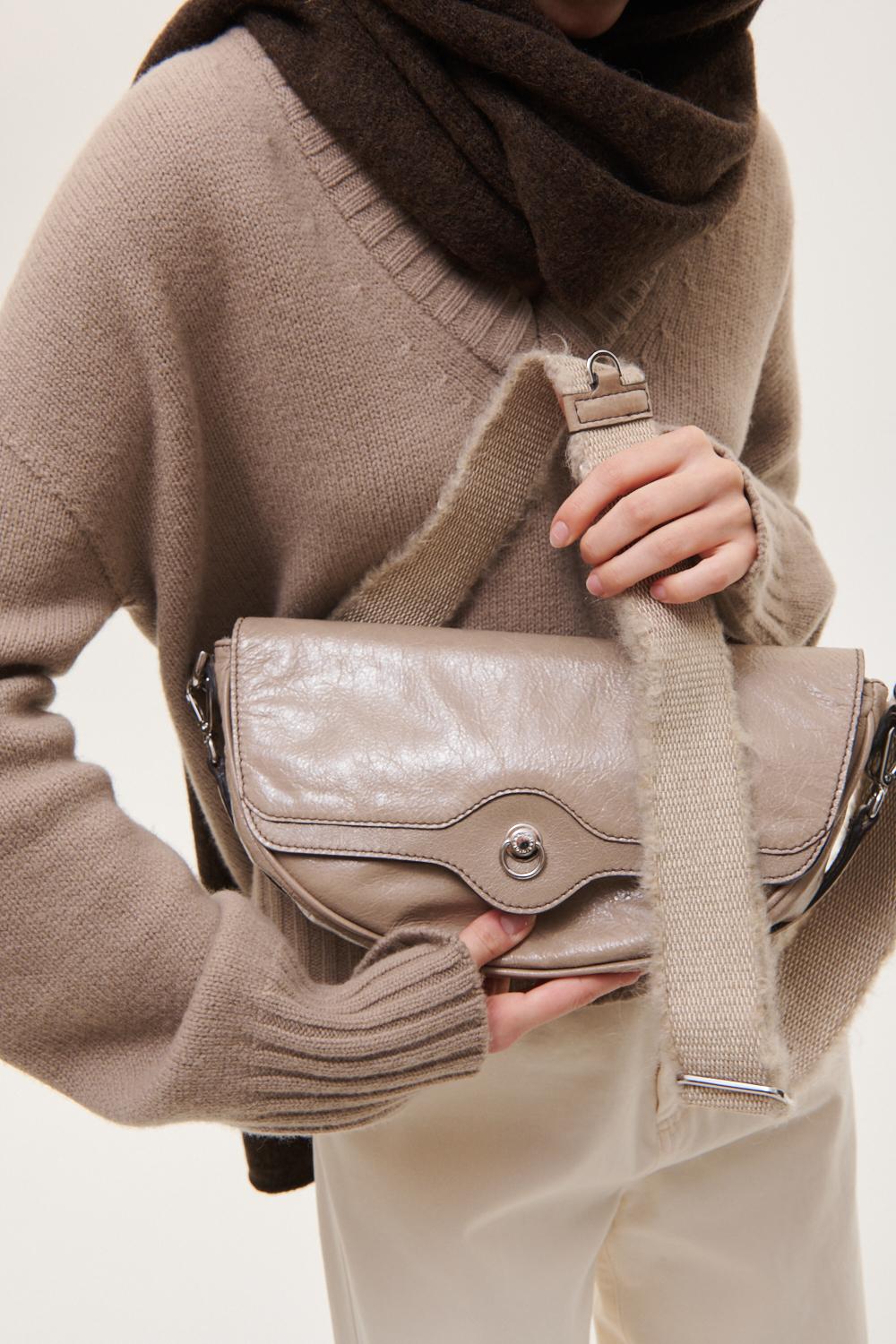 GIANNI CHIARINI Сумка WAXY седловидной формы из фактурной глянцевой кожи оттенка lamb