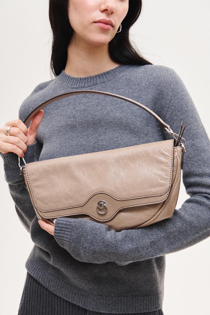 GIANNI CHIARINI Сумка WAXY седловидной формы из фактурной глянцевой кожи оттенка lamb