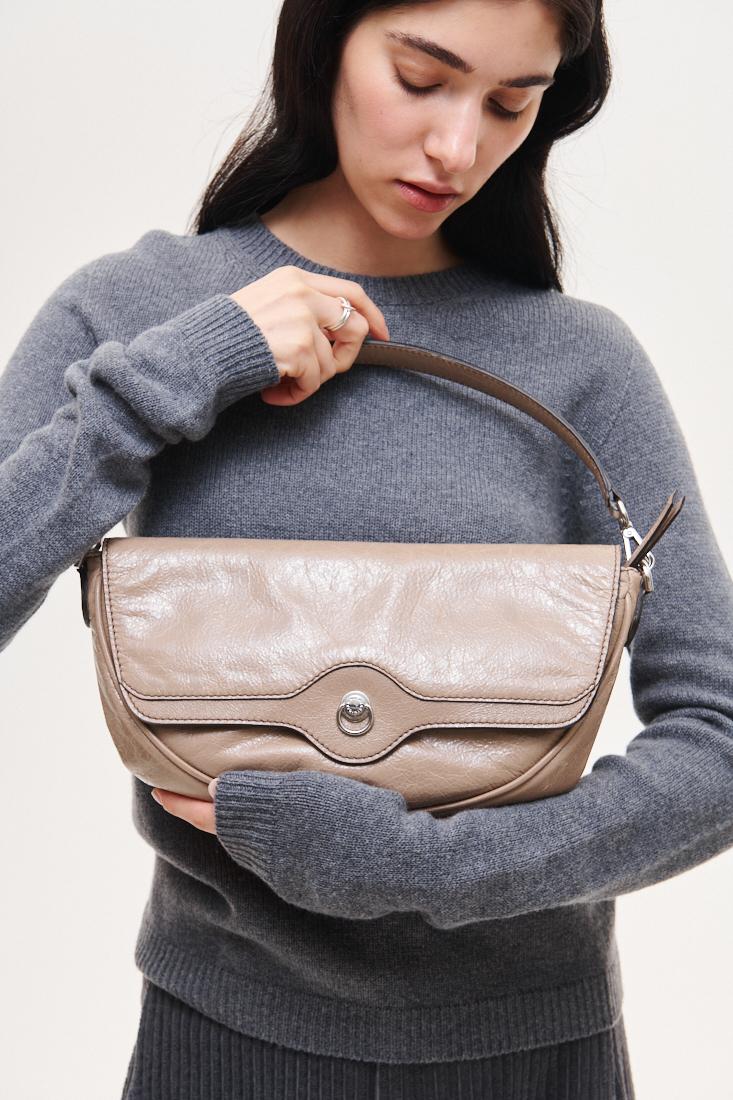 GIANNI CHIARINI Сумка WAXY седловидной формы из фактурной глянцевой кожи оттенка lamb