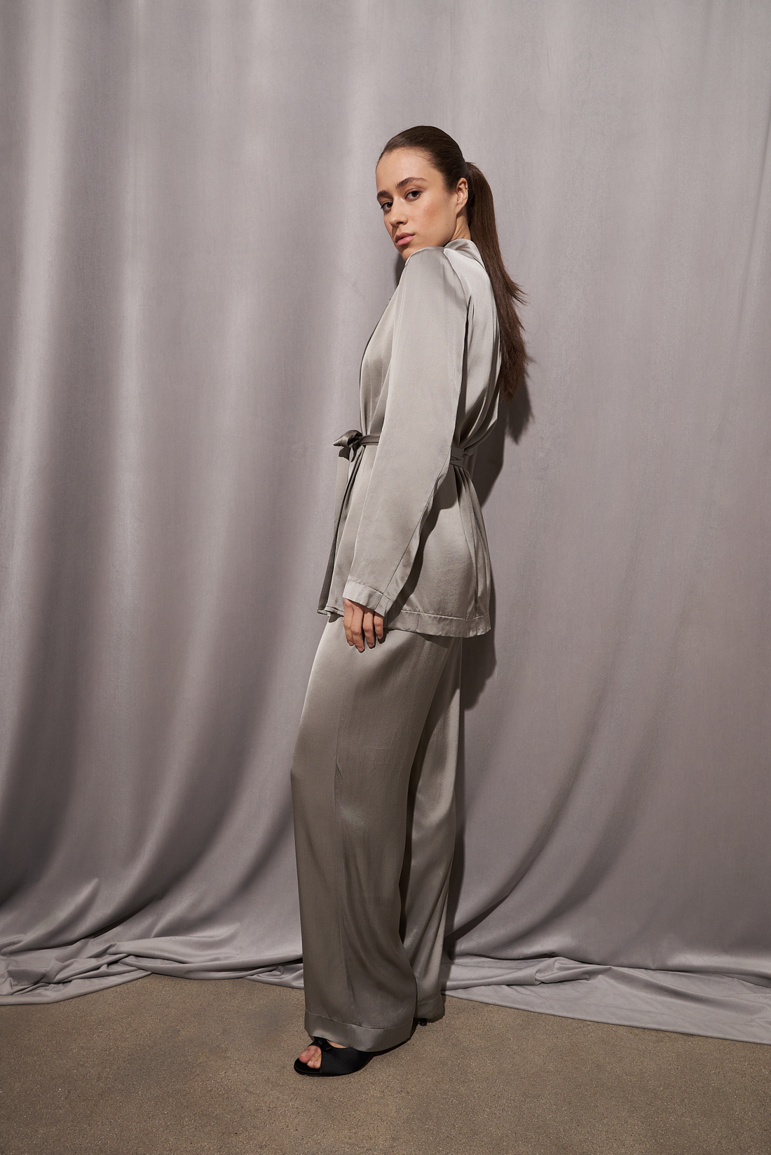 OTTOD'AME Брюки из струящейся вискозы стального оттенка