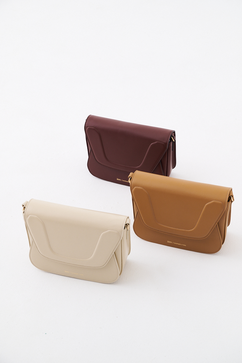 Āim Сумка VICTORIA на длинном ремешке из премиальной телячьей кожи оттенка карамели