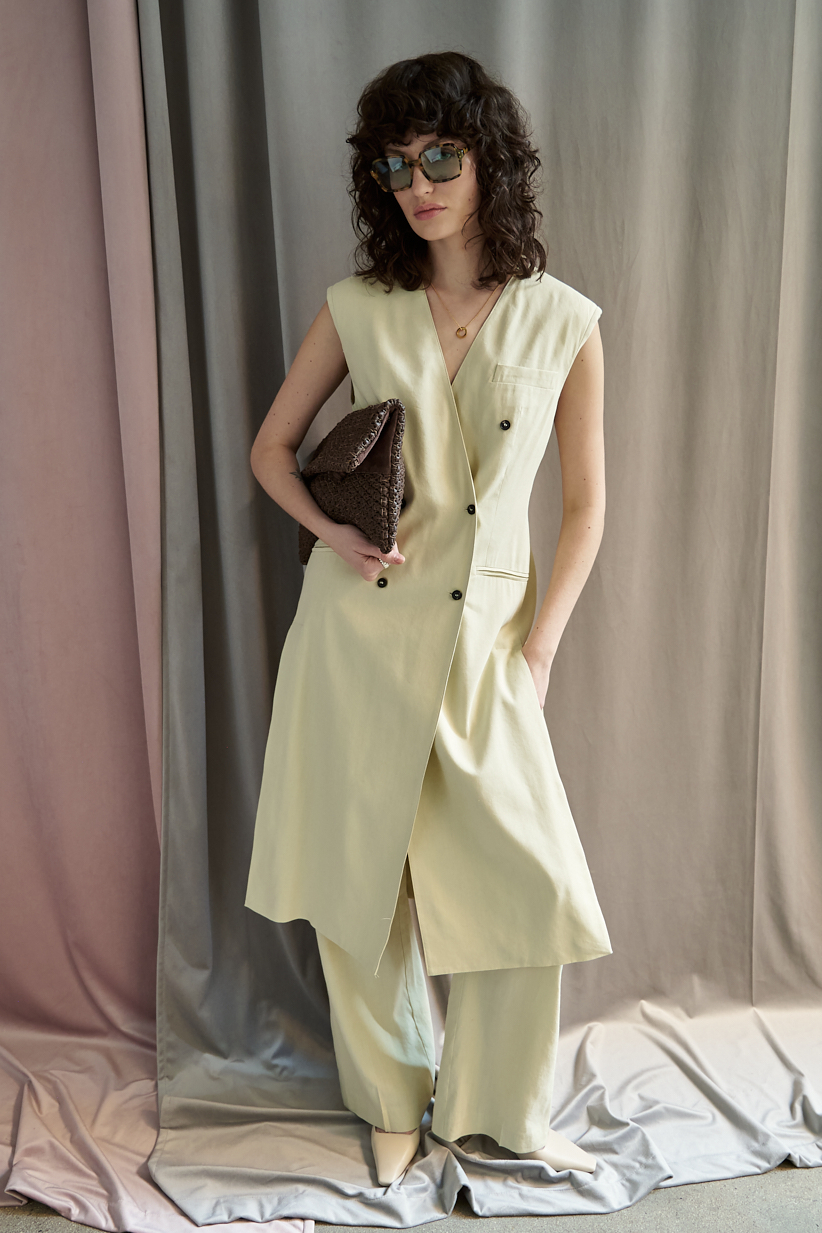 TELA Платье-жилет из бленда льна с вискозой оттенка молодого овса