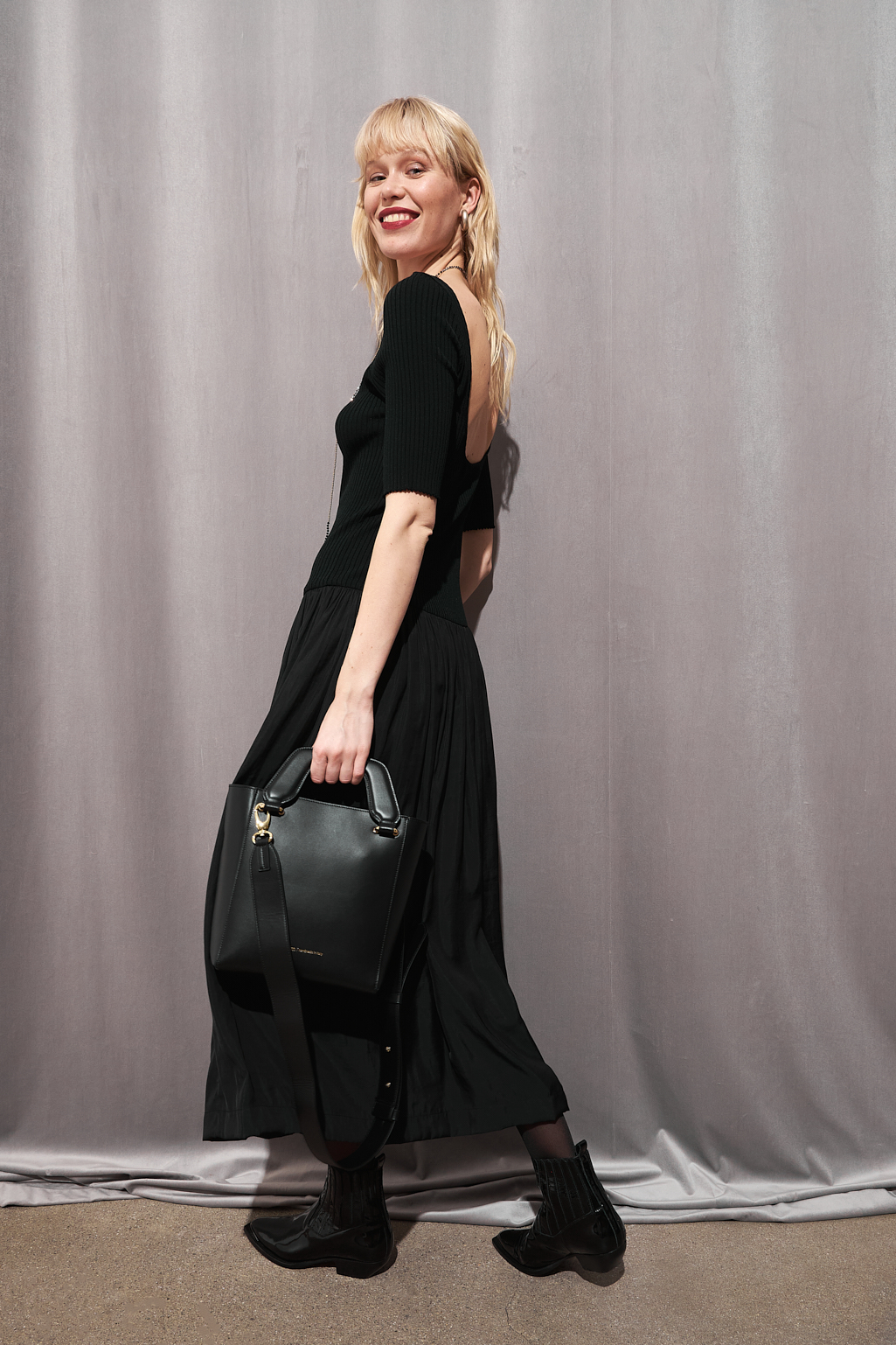 TELA Платье с балетным вырезом и юбкой из летящего шелка