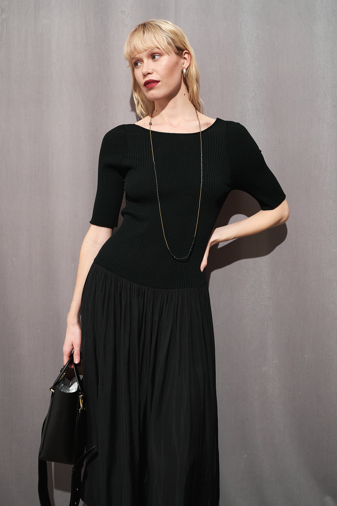 TELA Платье с балетным вырезом и юбкой из летящего шелка