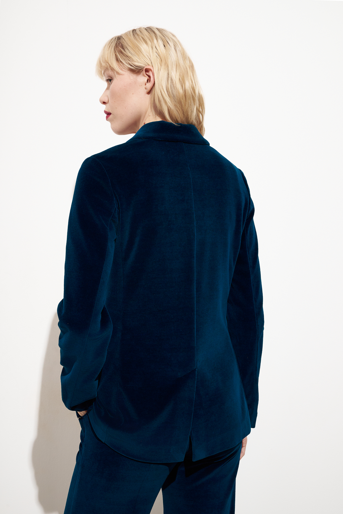 OTTOD'AME  Жакет двубортный приталенного кроя из бархата оттенка ROYAL  BLUE