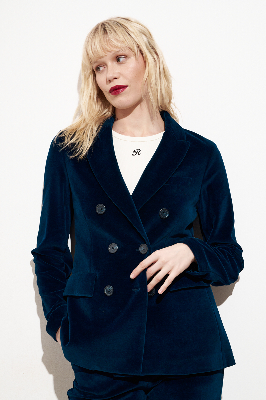 OTTOD'AME  Жакет двубортный приталенного кроя из бархата оттенка ROYAL  BLUE