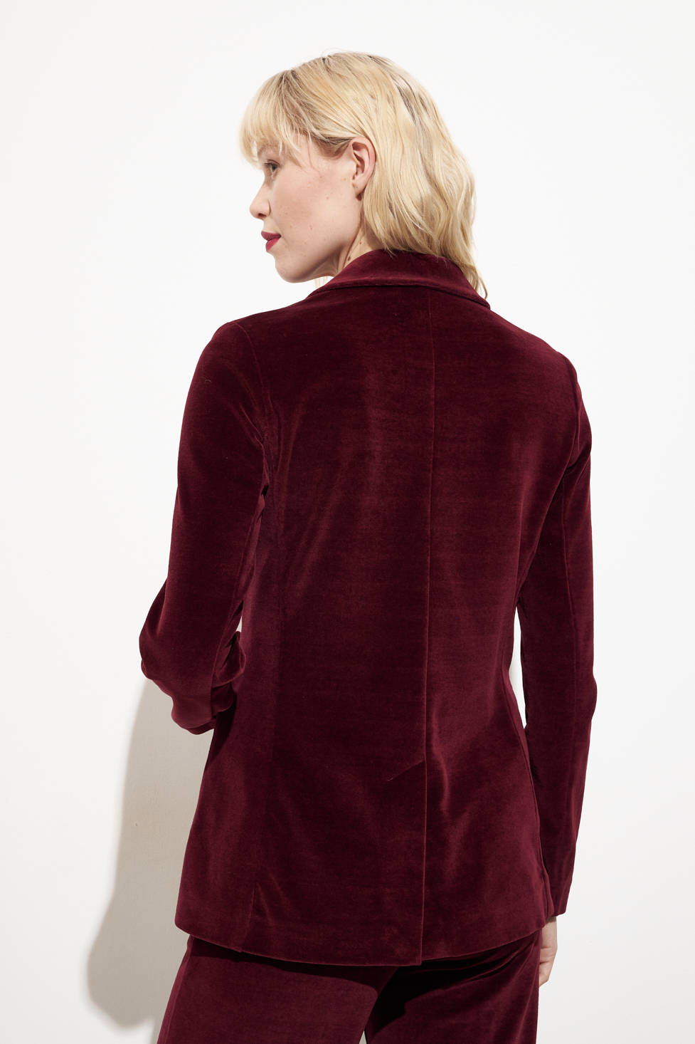 OTTOD'AME  Жакет двубортный приталенного кроя из бархата оттенка ROUGE