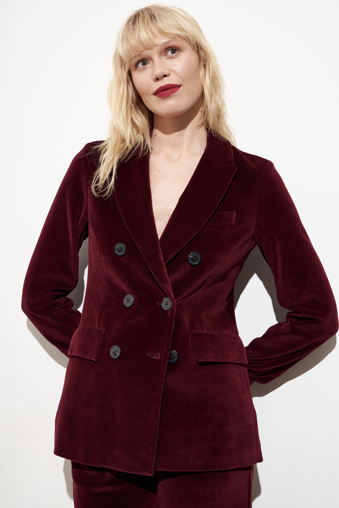 OTTOD'AME  Жакет двубортный приталенного кроя из бархата оттенка ROUGE