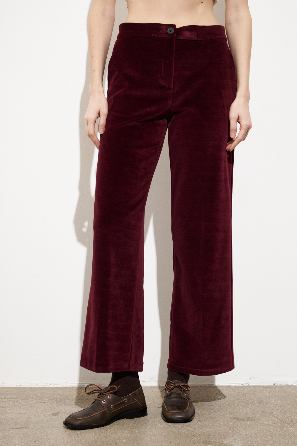 OTTOD'AME  Брюки прямого кроя с угловыми  карманами из бархата оттенка ROUGE