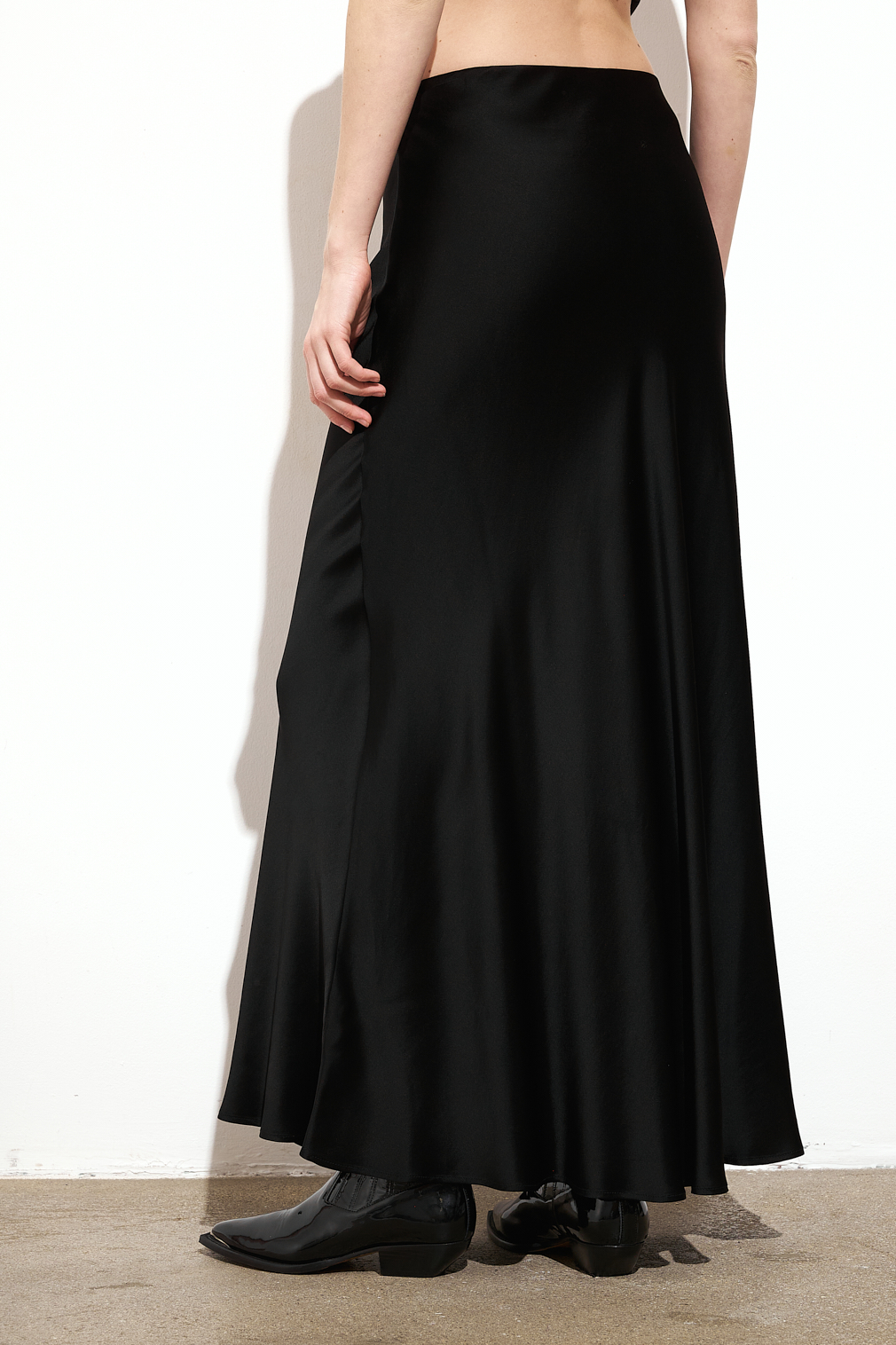 OTTOD'AME Юбка бельевого типа длины макси из атласного сатина черного оттенка