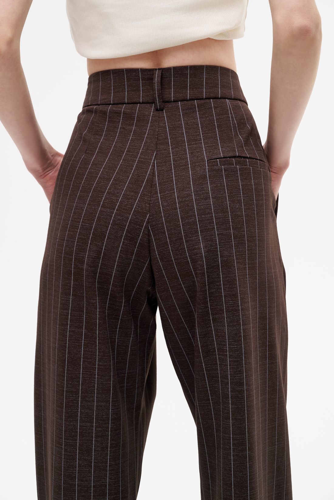 MEME ROAD Брюки с защипами из джерси оттенка шоколада с рисунком в полоску