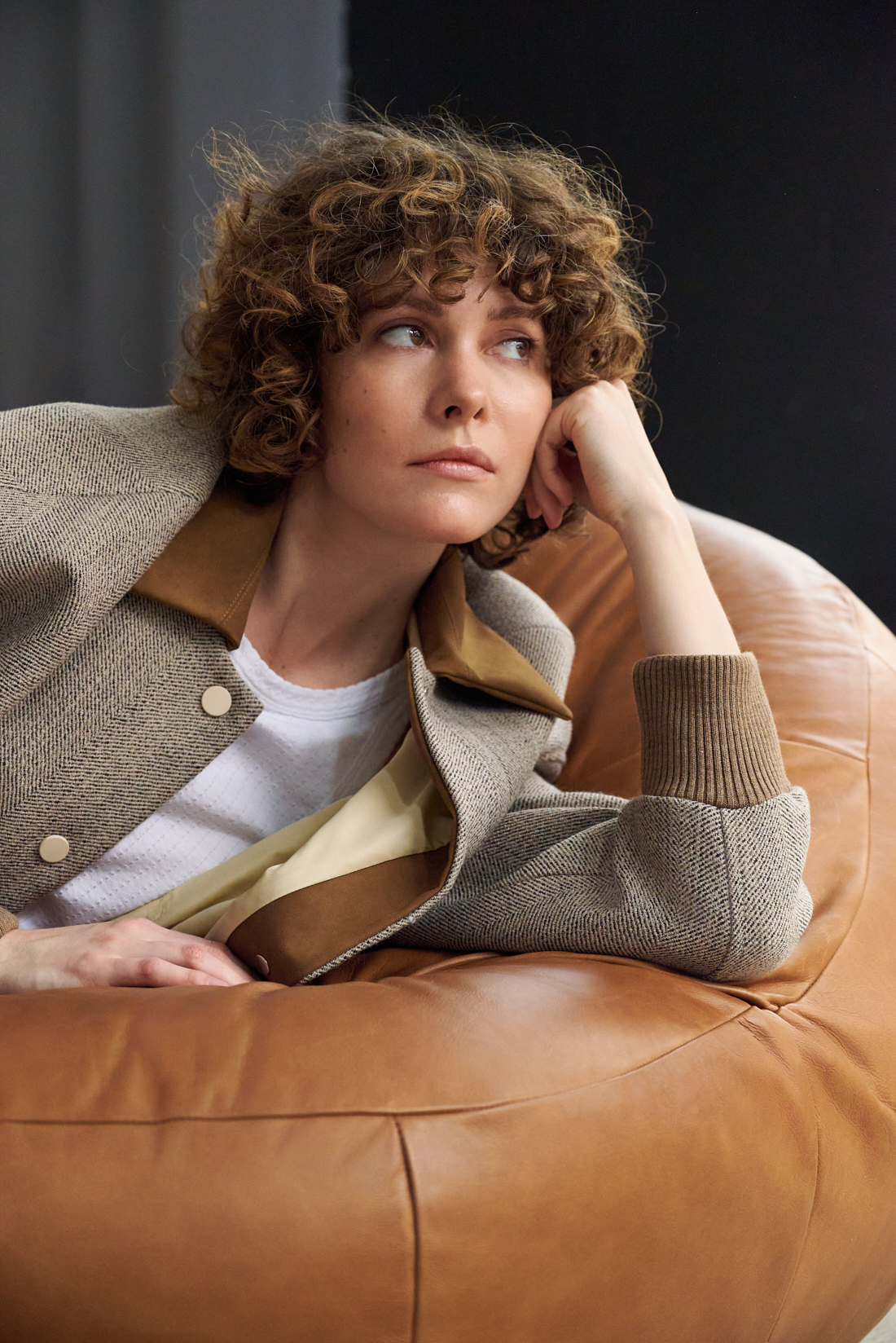 TELA Пальтовый бомбер из шерсти букле с контрастным воротником из нейлона