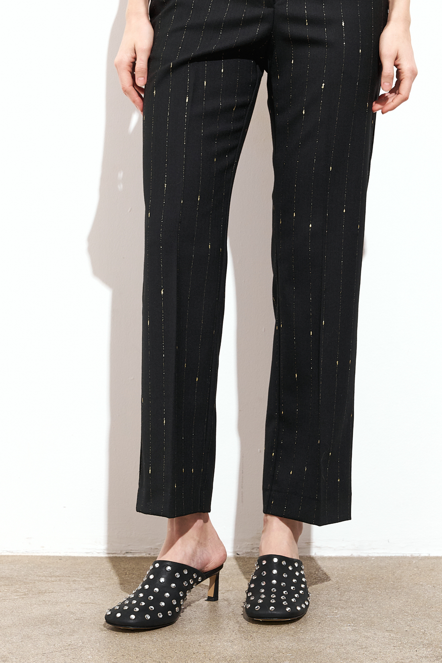 TELA Мюли с мысом округлой формы на каблуке kitten из кожи черного цвета со стразами