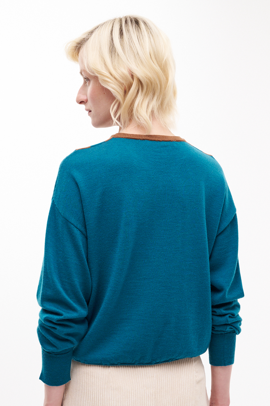 TELA Пуловер из супер-тонкой шерсти мерино с V-образной горловиной и цветовым контракстом