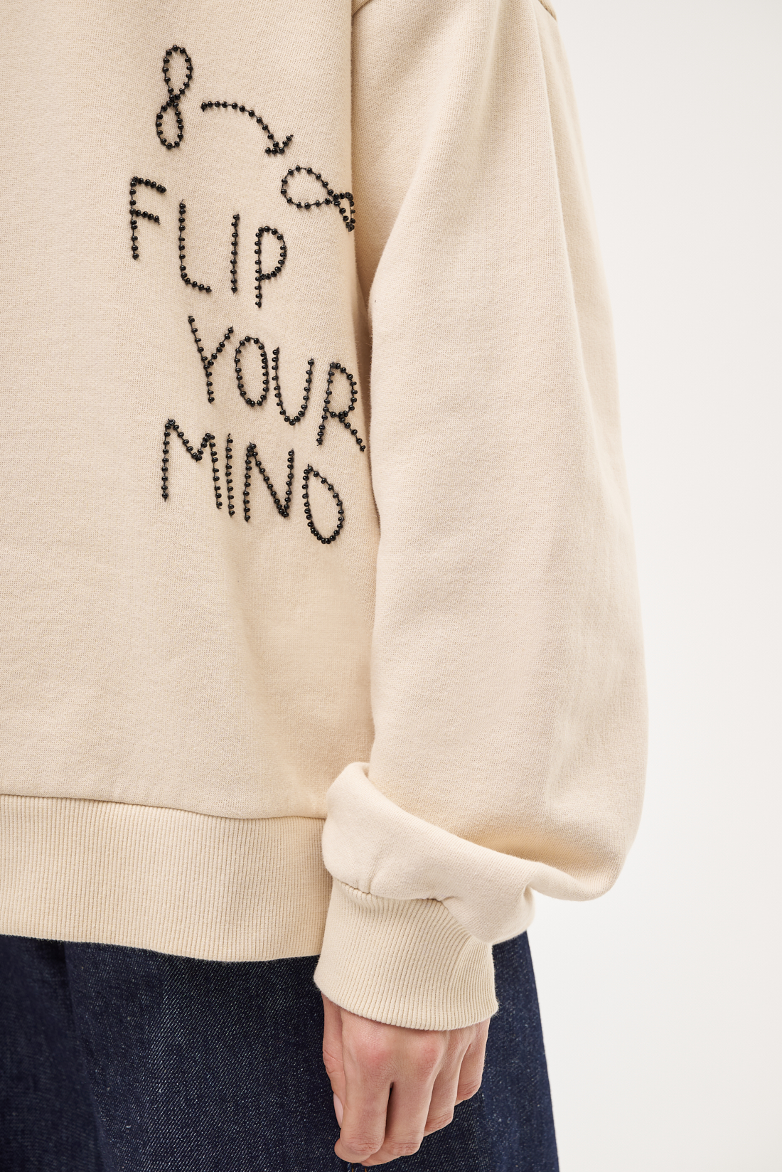 OTTOD'AME  Свитшот свободного кроя с ироничной вышивкой ручной  работы