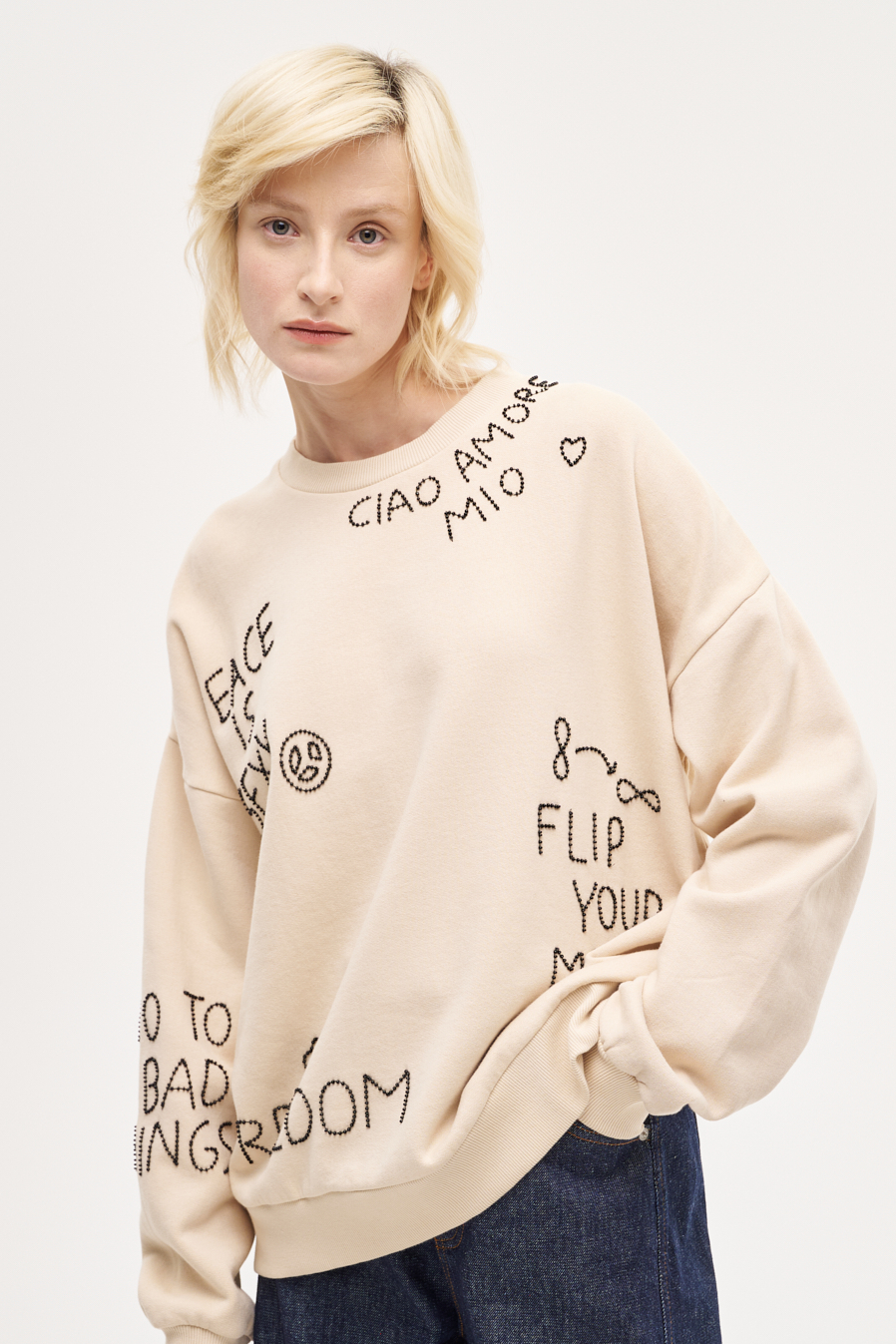 OTTOD'AME  Свитшот свободного кроя с ироничной вышивкой ручной  работы