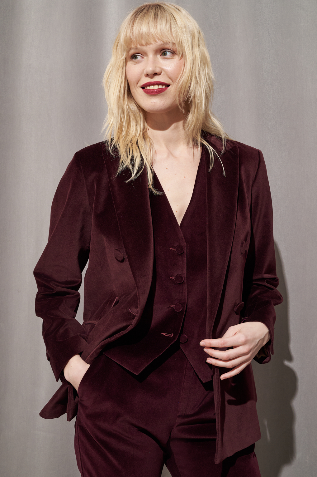 MERCÍ Жакет двубортный приталенного кроя из бархата оттенка бордо