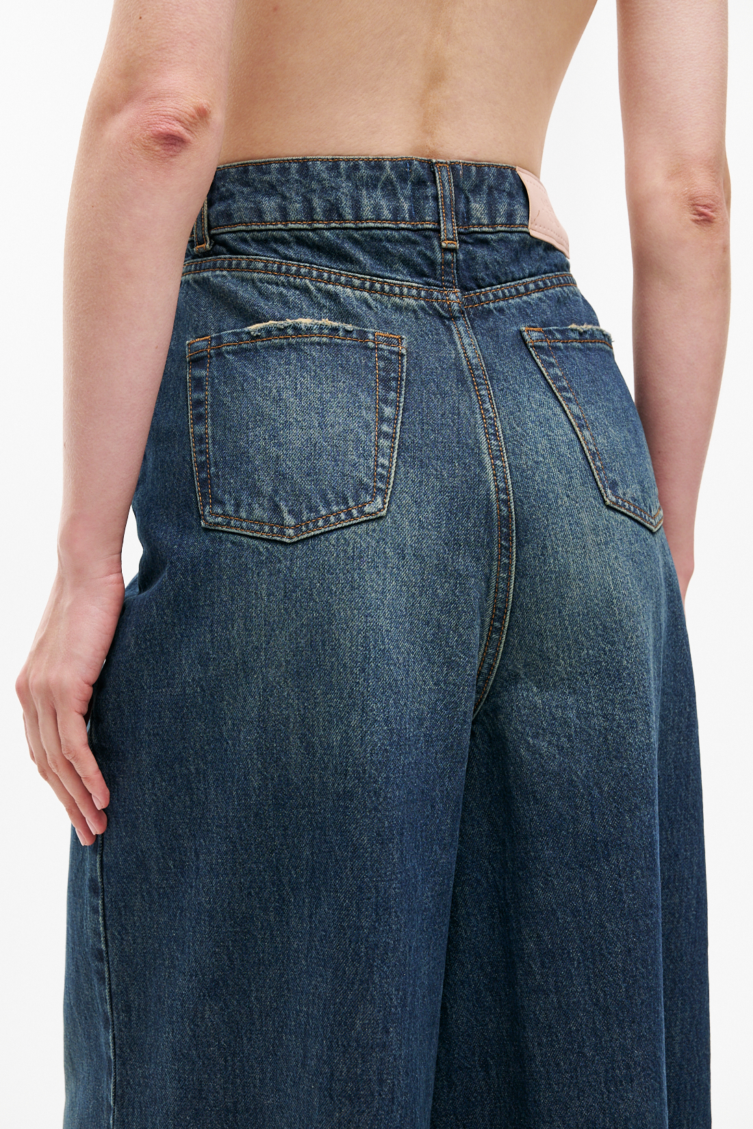 MEME ROAD Джинсы расклешенные от бедра оттенка индиго дизайнерским варом