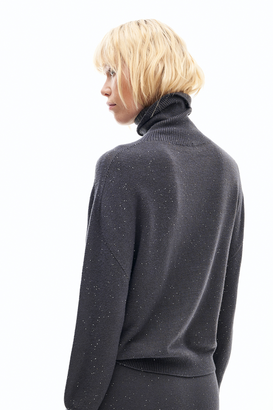 MEME ROAD Свитер с высокой горловиной из нежного трикотажа оттенка графит с легким мерцанием