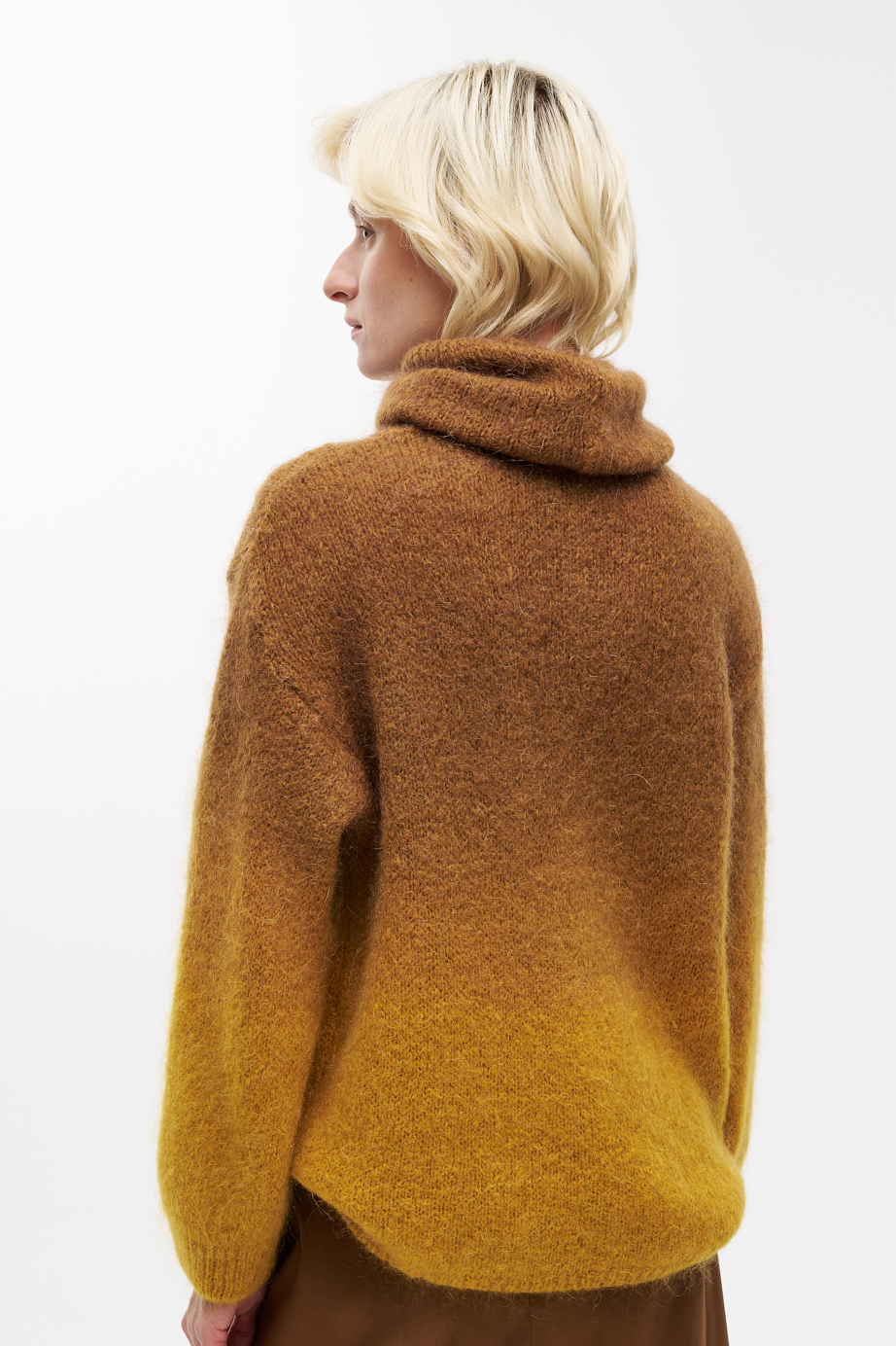 MEME ROAD Свитер с воротником-стойкой из воздушного мохера с градиентом в желто-коричневой гамме