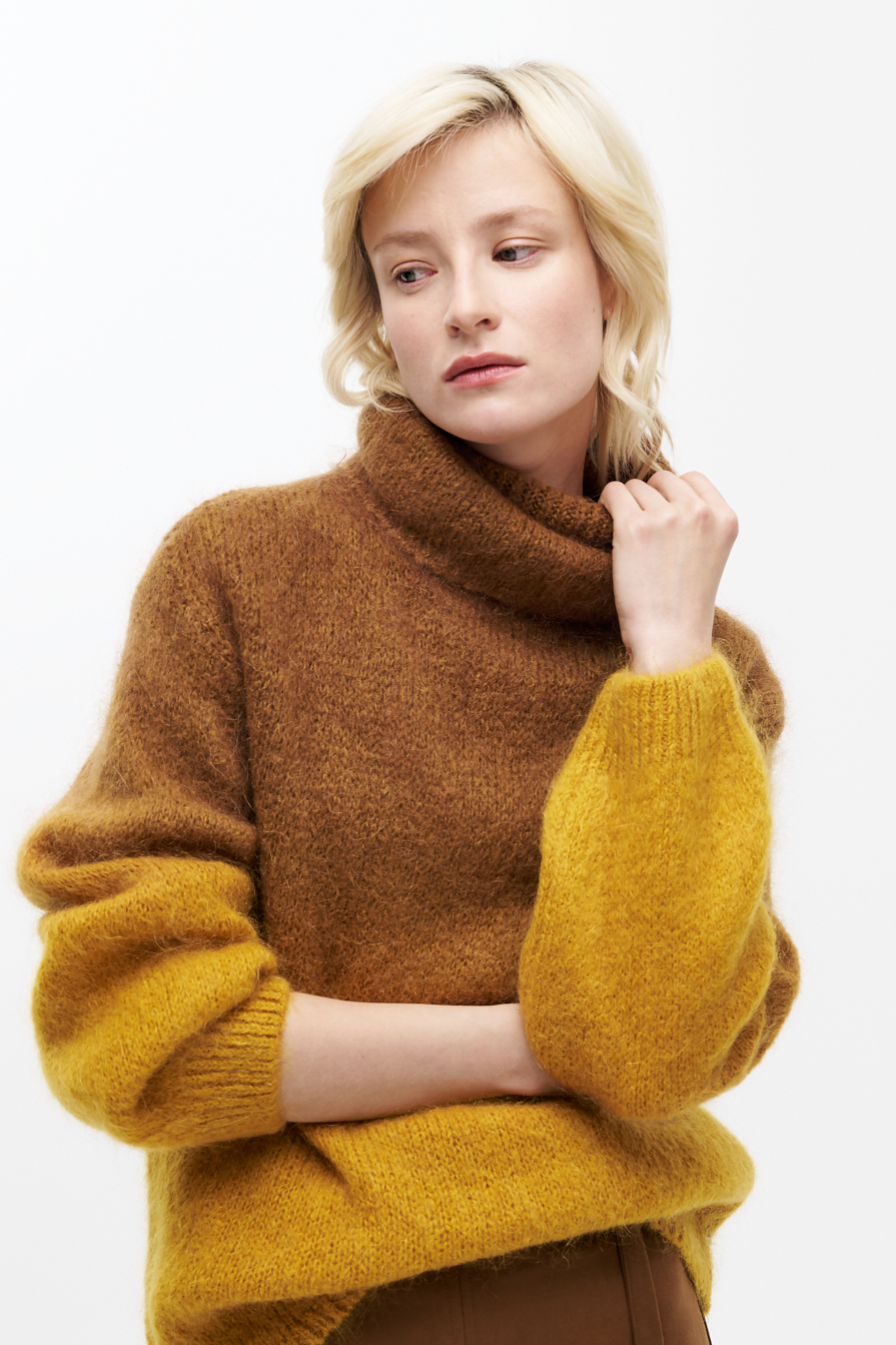 MEME ROAD Свитер с воротником-стойкой из воздушного мохера с градиентом в желто-коричневой гамме