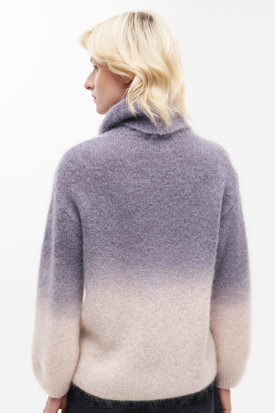 MEME ROAD Свитер с воротником-стойкой из воздушного мохера с градиентом в серо-молочной гамме