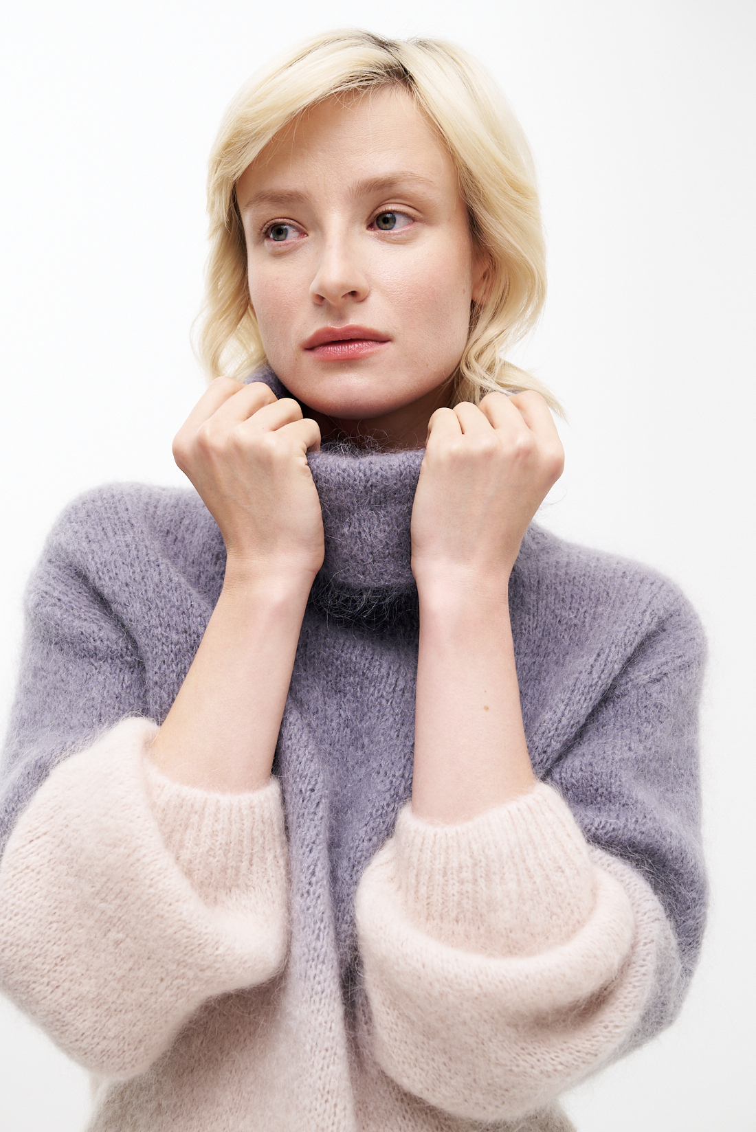 MEME ROAD Свитер с воротником-стойкой из воздушного мохера с градиентом в серо-молочной гамме