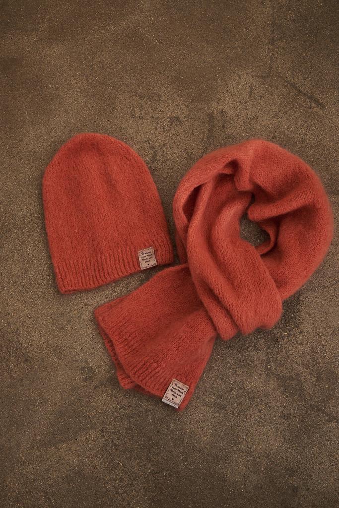 MEME ROAD Шапка из воздушного мохера морковного оттенка