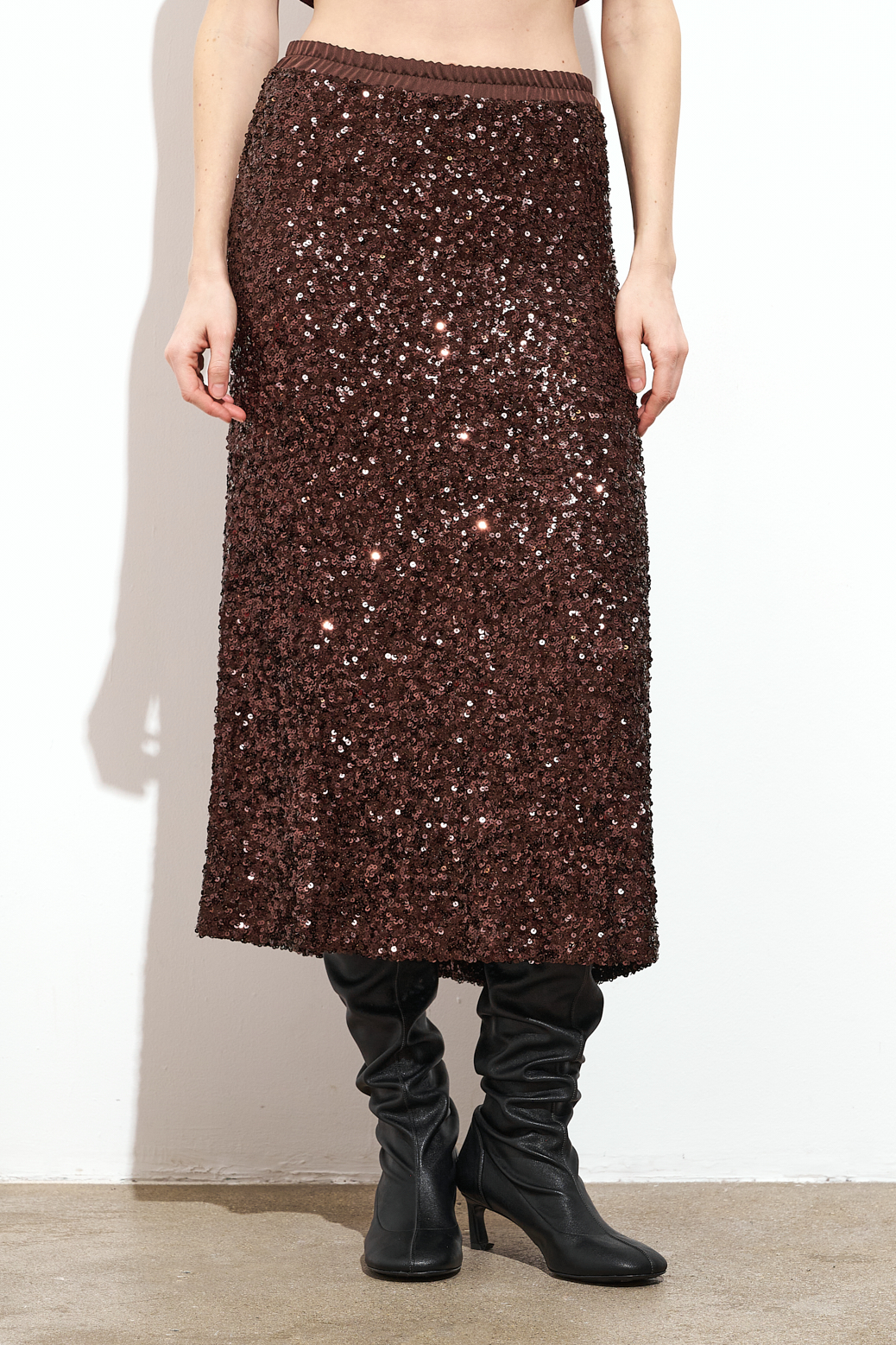 MEME ROAD Юбка длины миди из россыпи пайеток оттенка горького шоколада