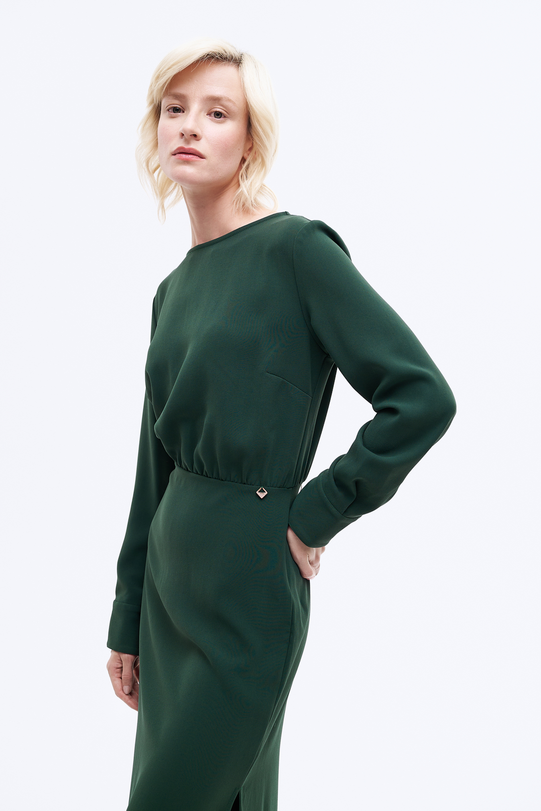 MEME ROAD Платье с отрезной линией талии в благородном изумрудном оттенке