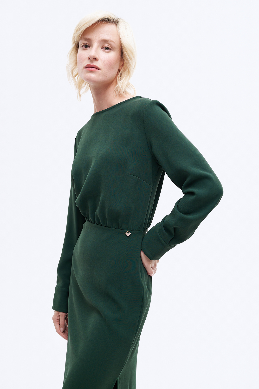 MEME ROAD Платье с отрезной линией талии в благородном изумрудном оттенке