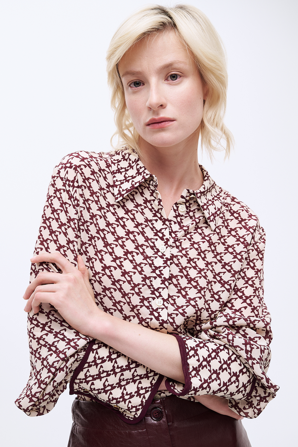 MEME ROAD Рубашка из струящейся вискозы с графическим рисунком и акцентными манжетами