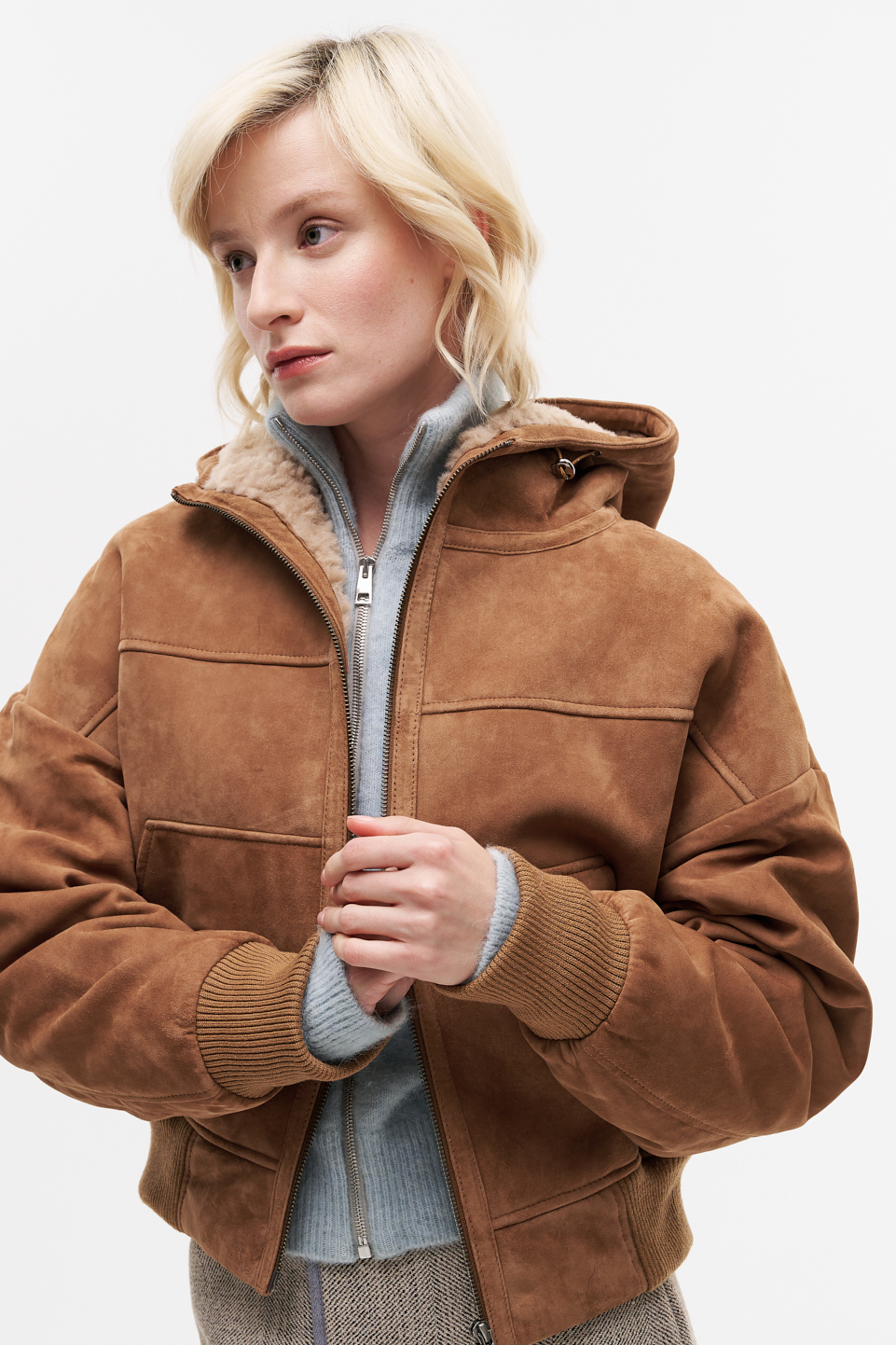 TELA Бомбер из дубленой овчины с капюшоном