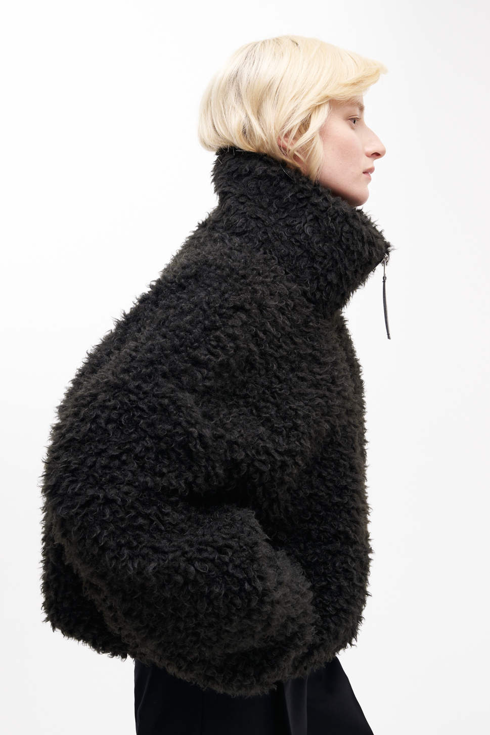 TELA Бомбер с воротником стойкой и скругленной линией плеча из эко-овчины черного цвета