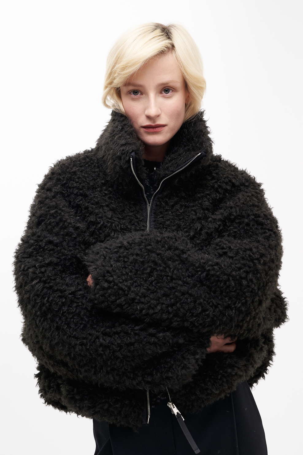 TELA Бомбер с воротником стойкой и скругленной линией плеча из эко-овчины черного цвета