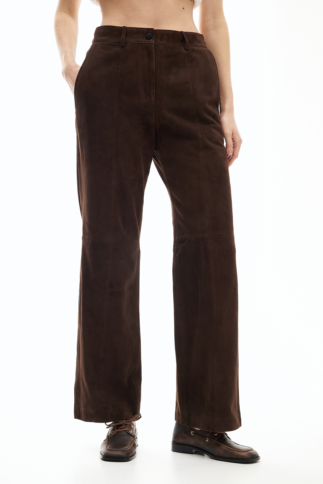 TELA Брюки с деликатным клеш от колен из премиальной замши оттенка горького шоколада